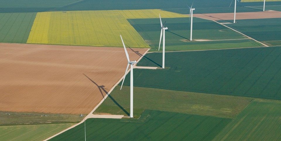 Windkraftanlagen sind trotz ihrer idyllischen Anmutung härtesten Bedingungen – Regen