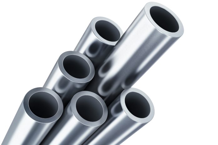 bild-meldung-venus-k Indien, mit einer Bevölkerung von 1,4 Milliarden Menschen und einem durchschnittlichen Wirtschaftswachstum von 6,5 Prozent, verzeichnet laut Presseinformationen von Venus Pipes & Tubes / Venus Europe eine steigende Nachfrage nach Energie und insbesondere Strom. Um diesem Bedarf gerecht zu werden, befänden sich derzeit 19 neue Kraftwerke im Bau, während in den kommenden Monaten mit den Arbeiten an neun weiteren Anlagen begonnen werde. Diese Entwicklung solle sich in den nächsten Jahren fortsetzen. Für die geplante zusätzliche Kraftwerksleistung von 21.600 MW sei ein Bedarf von 48.000 Tonnen nahtlosen Edelstahlrohren ausgeschrieben und teilweise bereits vergeben worden. Allein in dieser Woche habe sich nach Unternehmensangaben ein Werk eine Lieferung von 3.500 Tonnen gesichert, während ein weiteres 1.500 Tonnen gebucht habe. Diese Aufträge würden die Produktionskapazitäten der betroffenen Hersteller für mindestens sechs Monate auslasten. Bereits im Frühjahr 2024 sei ein erster Testauftrag über 2.000 Tonnen vergeben worden, wobei eine eigene Mutterrohrherstellung als Grundvoraussetzung für die Zulassung gegolten habe. Damit seien für diese Projekte nur Hersteller wie Venus Pipes & Tubes, Welspun, Tubacex India, Maxim, Ratnamani und Jindal Saw zugelassen. Der langfristige Ausbau der indischen Kraftwerkskapazitäten sehe eine zusätzliche Leistung von insgesamt 90.000 MW über die nächsten sechs bis sieben Jahre vor. Hochrechnungen zufolge werde dies einen weiteren Bedarf von rund 210.000 Tonnen nahtlosen Edelstahlrohren erzeugen. Zum Vergleich: Der gesamte Jahresverbrauch der EU an nahtlosen Edelstahlrohren werde auf etwa 100.000 Tonnen geschätzt. Neben den Kapazitäten der Hersteller von nahtlosen Edelstahlrohren werde auch die Verfügbarkeit von Vormaterialien wie Knüppeln und Stabstahl beeinflusst. Diese steigende Nachfrage werde sich auf die gesamte Lieferkette auswirken und die Marktdynamik in den kommenden Jahren prägen. Edelstahlbedarf (nahtlos) geht in Indien durch die Decke