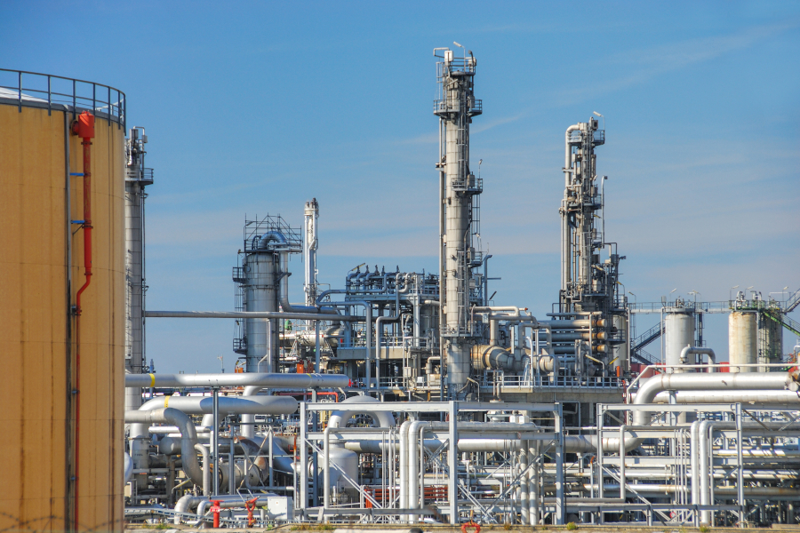 Pipelines,,Tanks,And,Cooling,Towers,Of,An,Oil,Refinery Sicheres Heben und Positionieren im rauen Umfeld