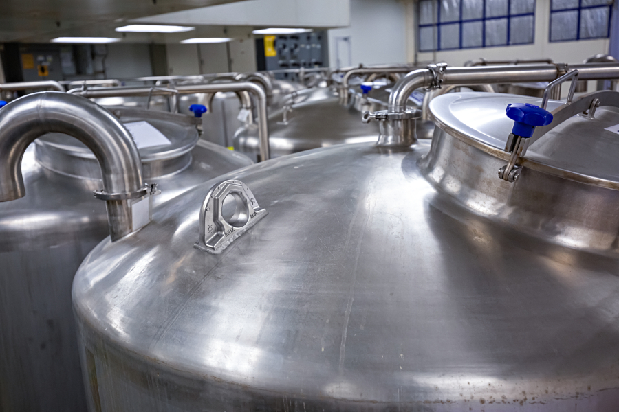 Stainless,Lid,Steel,Tanks,With,Pressure,Meter,In,Equipment,Tank Sicheres Heben und Positionieren im rauen Umfeld