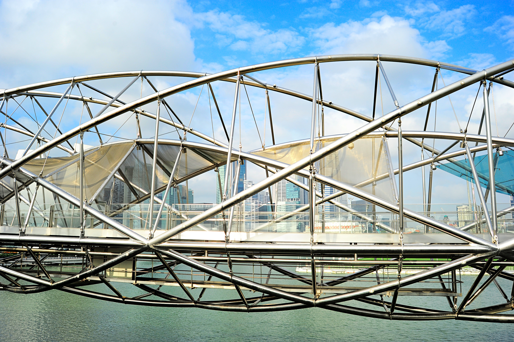 Helix bridge Singapore duplex Dreamstime Die Helix Bridge in Singapur besteht vollständig aus Duplex-Edelstahl. Das Material verbindet Korrosionsbeständigkeit mit hoher Festigkeit – ideal für den Einsatz in tropischem Meeresklima. Foto: Dreamstime