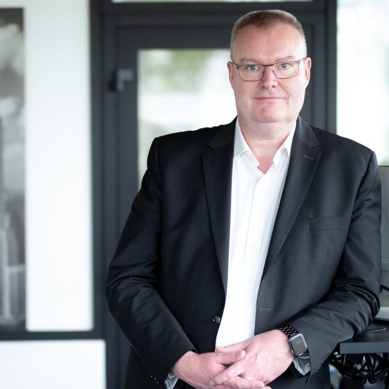 Paul Singelyn Paul Singelyn, stellvertretender Geschäftsführer, begleitet den digitalen Wandel im Unternehmen und sorgt für reibungslose Abläufe zwischen Technik, Lager und Vertrieb.